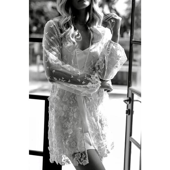 Le Rose Maya Lace Mid Thigh Open Front Robe White S/M - Picture 2 of 16